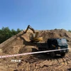 Lực lượng chức năng phong tỏa, tịch thu số lượng cát khai thác trái phép. (Ảnh: TTXVN phát)