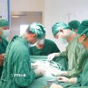 Các bác sỹ Bệnh viện Bình Định phẫu thuật thành công ca bệnh hiếm gặp ở trẻ 2,5 tháng tuổi. (Ảnh: TTXVN phát)