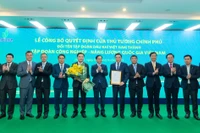 Phó Thủ tướng Bùi Thanh Sơn cùng Ban lãnh đạo Petrovietnam tại lễ công bố Quyết định đổi tên Tập đoàn Dầu khí Việt Nam. (Ảnh: PV/Vietnam+)