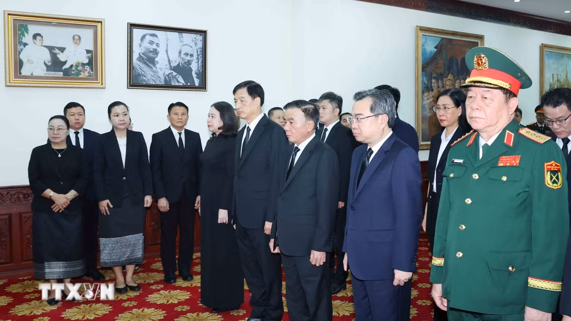 Đoàn Lãnh đạo Đảng, Nhà nước đến viếng đồng chí Xaysomphone Phomvihane, Ủy viên Bộ Chính trị, Chủ tịch Quốc hội Lào. (Ảnh: Phương Hoa/TTXVN)