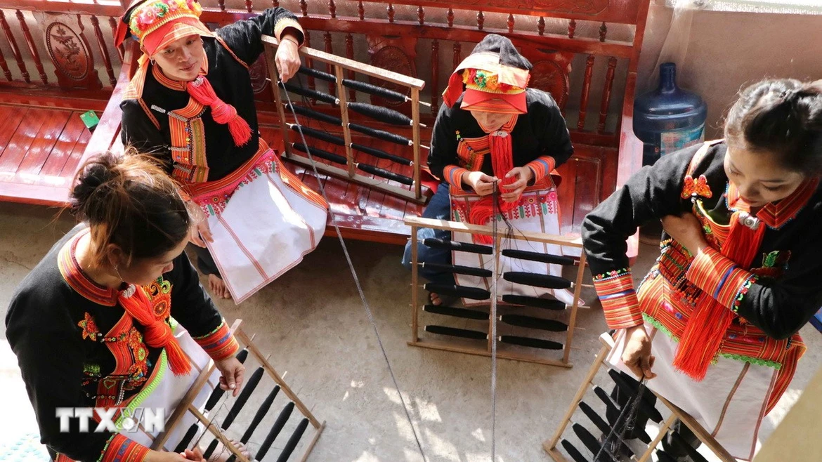 Độc đáo kỹ nghệ kéo sợi của phụ nữ Dao ở Lai Châu
