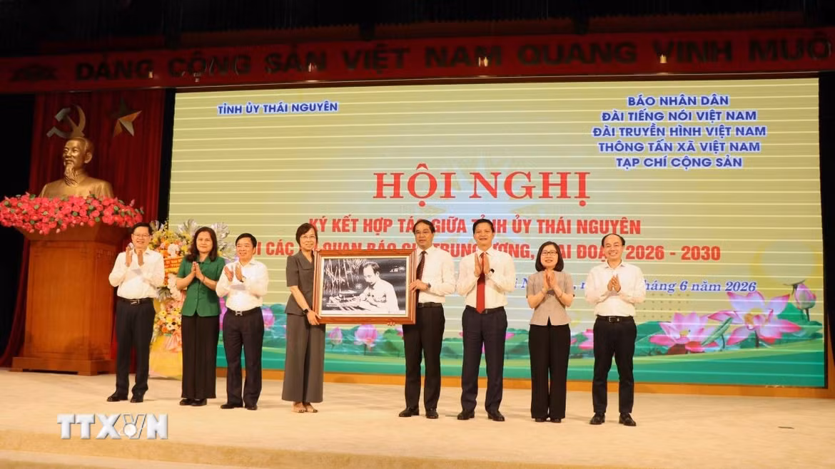 Lãnh đạo tỉnh Thái Nguyên tặng ảnh Chủ tịch Hồ Chí Minh cho Ban lãnh đạo Thông tấn xã Việt Nam. (Ảnh: Trần Trang/TTXVN)