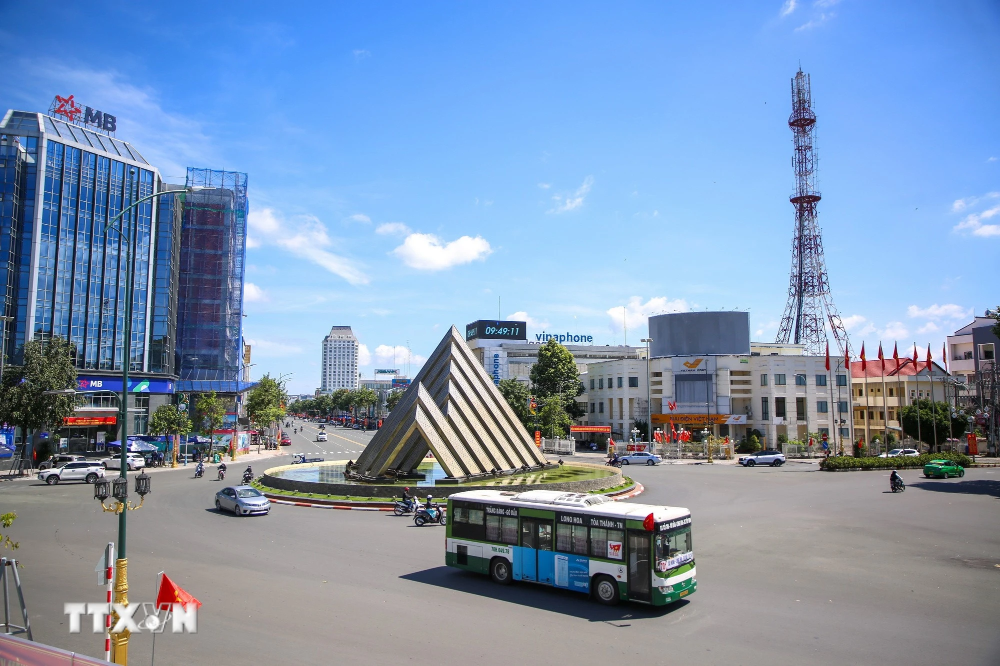 Đẩy mạnh số hóa, kiến tạo không gian phát triển mới phục vụ người dân