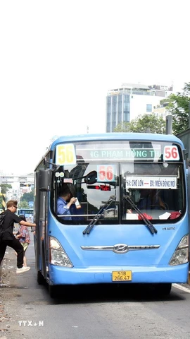 Hành khách đón xe buýt tại Trạm xe buýt trên đường Hàm Nghi, quận 1, Thành phố Hồ Chí Minh. (Ảnh: Tiến Lực/TTXVN)