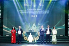 Đồng chí Bùi Thị Minh Hoài, Ủy viên Bộ Chính trị, Bí thư Trung ương Đảng, Chủ tịch Ủy ban Trung ương Mặt trận Tổ quốc Việt Nam và đồng chí Lương Quốc Đoàn, Ủy viên Trung ương Đảng, Chủ tịch Trung ương Hội Nông dân Việt Nam trao giải A cho các tác giả tại Giải báo chí toàn quốc về nông nghiệp, nông dân, nông thôn Việt Nam lần thứ III - năm 2025 tại Lễ trao giải được tổ chức ngày 5/12/2025. (Ảnh: Lê Hiếu)