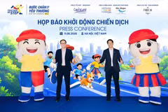 Ông Alwin Low, Tổng Giám đốc CLD Việt Nam khu vực miền Bắc, cùng ông Đỗ Duy Vị, Đồng Giám đốc điều hành Tổ chức Trẻ em Rồng Xanh thực hiện nghi thức khởi động chiến dịch “Bước chân gắn kết yêu thương.”
