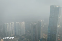 Trong suốt nhiều ngày qua, thành phố Hà Nội liên tiếp “chìm” trong ô nhiễm không khí. (Ảnh: Hoài Nam/Vietnam+)
