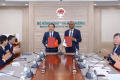 Bộ trưởng Bộ Nông nghiệp và Môi trường Trần Đức Thắng và ông Martin Kabaluapa, Tổng Giám đốc các văn phòng của Tổ chức Quốc tế về Bảo tồn Thiên nhiên (WWF) ký Biên bản ghi nhớ hợp tác (MOU) mới. (Ảnh: Khương Trung).