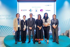 Ông Tony Tan, Giám đốc điều hành Quỹ CHF kiêm Giám đốc Khối Doanh nghiệp của CapitaLand Development, và bà Dhun Davar, Giám đốc Chương trình kiêm Phó Tổng Giám đốc AVPN (ở giữa), cùng với đại diện của các bên được nhận tài trợ từ bốn quốc gia tại Hội nghị Toàn cầu AVPN 2025.
