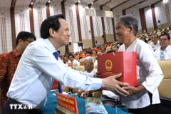 Bộ trưởng Bộ Dân tộc và Tôn giáo Đào Ngọc Dung trao quà cho Mẹ Việt Nam anh hùng. (Ảnh: Thanh Hòa/TTXVN)