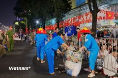 Công nhân lao động vì môi trường. (Ảnh: Hùng Võ/Vietnam+)