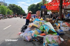 Hoạt động phân loại, xử lý rác tại nhiều địa phương vẫn tồn tại không ít khó khăn, bất cập. (Ảnh: Hùng Võ/Vietnam+)