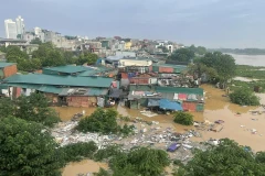 Nước sông Hồng dâng cao, ảnh hưởng đến cuộc sống của người dân Hà Nội. (Nguồn ảnh: TTXVN)