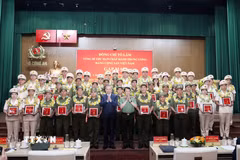 Tổng Bí thư Tô Lâm với các điển hình tiên tiến trong Công an nhân dân và lực lượng bảo vệ an ninh trật tự. (Ảnh: Thống Nhất/TTXVN)