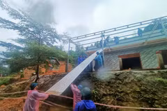 Một trong những ngôi nhà bị hư hại hoàn toàn ở xã Trà Leng đang được xây dựng mới. (Ảnh: Đoàn Hữu Trung/TTXVN)