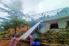 Một trong những ngôi nhà bị hư hại hoàn toàn ở xã Trà Leng đang được xây dựng mới. (Ảnh: Đoàn Hữu Trung/TTXVN)