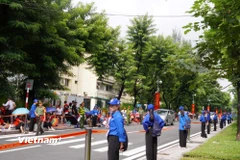 Đông đảo tình nguyện viên tiếp nước, hỗ trợ người dân trước buổi sơ duyệt A80