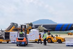 Chuyến bay hạ cánh vào hồi 12 giờ trưa 11/11 và là chuyến bay đầu tiên trong tổng số 3 chuyến bay vận chuyển hàng hóa viện trợ của Trung tâm AHA.