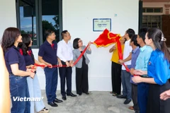 Lễ trao tặng nhà nghĩa tình cho gia đình chị Lê Thị Thanh. (Ảnh: Hoài Nam/Vietnam+)