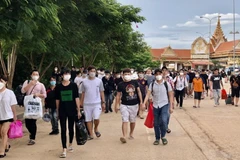 Bàn giao công dân Việt Nam từ Campuchia về nước tại Cửa khẩu Quốc tế Hà Tiên (tỉnh Kiên Giang). (Ảnh: TTXVN phát)