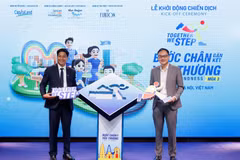 Ông Alwin Low, Tổng Giám đốc khu vực phía Bắc của CapitaLand Development (Việt Nam) và ông Đỗ Duy Vị, đồng Giám đốc điều hành của Tổ chức Trẻ em Rồng Xanh chính thức khởi động chiến dịch mùa 3. (Ảnh: PV/Vietnam+)