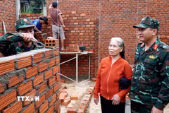 Thi công nhà ở cho các hộ dân Tây Trà, tỉnh Quảng Ngãi. (Ảnh: Lê Phước Ngọc/TTXVN)