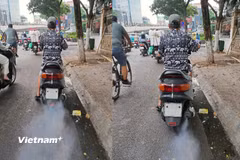 Hướng tới cấm xe máy chạy bằng xăng trong khu vực trung tâm Hà Nội. (Ảnh: Hùng Võ/Vietnam+)