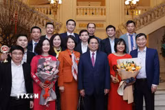 Nhà báo Võ Mạnh Hùng và Nhà báo Hoàng Kim Tuyết cùng ban lãnh đạo cơ quan chụp ảnh với Thủ tướng Phạm Minh Chính tại Lễ trao Giải báo chí toàn quốc về xây dựng Đảng (mang tên Búa liềm vàng), năm 2022. (Ảnh: TTXVN)