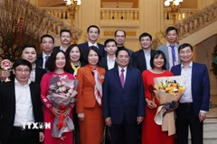 Nhà báo Võ Mạnh Hùng và Nhà báo Hoàng Kim Tuyết cùng ban lãnh đạo cơ quan chụp ảnh với Thủ tướng Phạm Minh Chính tại Lễ trao Giải báo chí toàn quốc về xây dựng Đảng (mang tên Búa liềm vàng), năm 2022. (Ảnh: TTXVN)