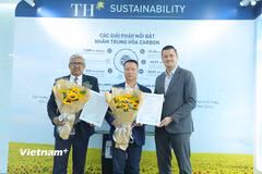 Ông Wouter Melis van Ravenhorst, Giám đốc điều hành Control Union Việt Nam (bên phải) trao chứng nhận trung hòa carbon cho đại diện 2 công ty sản xuất chủ lực của Tập đoàn TH. (Ảnh: Minh Sơn/Vietnam+) 