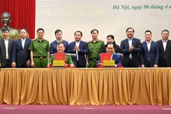 Lễ ký kết Biên bản ghi nhớ và kích hoạt kết nối, đồng bộ cơ sở dữ liệu ngành với Cơ sở dữ liệu tổng hợp quốc gia. (Ảnh: Kiều Chi)