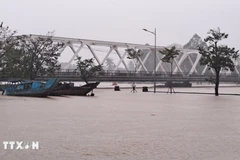 Dự báo chiều 27/10, lũ trên các sông ở thành phố Huế tiếp tục lên nhanh, tại trạm Phú Ốc có khả năng lên trên mức lịch sử 0,05-0,1m. (Nguồn: TTXVN)