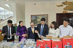 Ông Nguyễn Văn Công, Phó Chủ tịch Ủy ban Nhân dân tỉnh Quảng Ninh (thứ 3 từ phải sang) tham quan các gian trưng bày sản phẩm. (Ảnh: Thanh Vân/TTXVN)