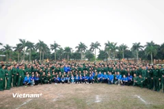 Các đoàn viên, thanh niên TTXVN và Trung đoàn bộ binh 24 cùng chụp ảnh lưu niệm. (Ảnh: Hoài Nam/Vietnam+)