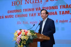 Bộ trưởng Bộ Dân tộc và Tôn giáo Đào Ngọc Dung báo cáo tổng kết Chương trình và Phong trào thi đua “Cả nước chung tay xóa nhà tạm, nhà dột nát”. (Ảnh: Dương Giang/TTXVN)