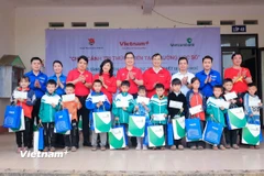 Báo điện tử VietnamPlus phối hợp với Văn phòng Ngân hàng Thương mại cổ phần Ngoại thương Việt Nam (Vietcombank) trao tặng Tủ sách Đinh Hữu Dư và trang thiết bị dạy - học cho giáo viên và học sinh điểm trường Đồn Đèn thuộc Trường Tiểu học Khang Ninh, xã Ba Bể, tỉnh Thái Nguyên. (Ảnh: PV/Vietnam+)