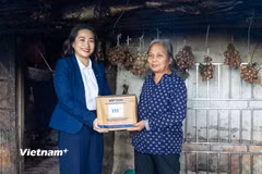 Bà Hoàng Thị Thanh Thủy - Giám đốc Phát triển bền vững Tập đoàn TH trao tặng bếp đun tiết kiệm năng lượng (TK90) cho người dân tại xã Nam Thái, huyện Nam Trực, tỉnh Nam Định. (Ảnh: Minh Sơn/Vietnam+)
