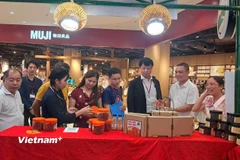 Các đại biểu đi tham quan các gian hàng tại Hội chợ xúc tiến thương mại nông nghiệp, sản phẩm OCOP năm 2025. (Ảnh: Hùng Võ/Vietnam+)