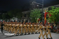 Khối nữ Sĩ quan Cảnh sát giao thông diện trang phục màu vàng đặc trưng của ngành. (Ảnh: Minh Sơn/Vietnam+)