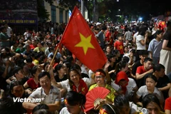 Người dân vui mừng khi cuộc Tổng hợp luyện lần 2 chính thức diễn ra. (Ảnh: Minh Sơn/Vietnam+)