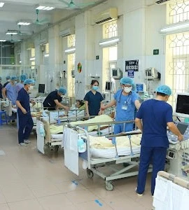 Chăm sóc bệnh nhân tại đơn vị Cấp cứu và Hồi sức tích cực Viện Tim mạch, Bệnh viện Bạch Mai. (Ảnh: PV/Vietnam+)