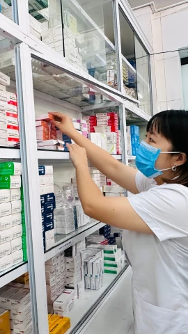 Lấy thuốc chữa bệnh tại một cơ sở y tế. (Ảnh: T.G/Vietnam+)
