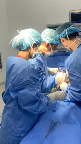 Các bác sỹ thực hiện ca phẫu thuật cho bệnh nhân. (Ảnh: PV/Vietnam+)