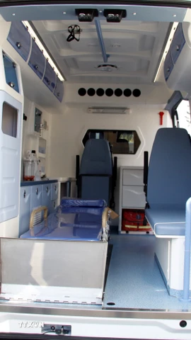 Bên trong xe cứu thương được trang bị thiết bị y tế hiện đại. (Ảnh: TTXVN)