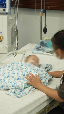 Bé trai trong tình trạng suy hô hấp nguy kịch do uống phải tinh dầu đuổi muỗi. (Ảnh: PV/Vietnam+)