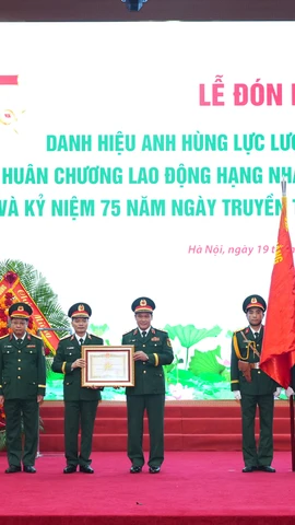 Bệnh viện Quân y 103 đón nhận danh hiệu Anh hùng Lực lượng vũ trang nhân dân lần thứ tư. (Ảnh: PV/Vietnam+)