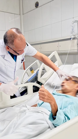 Bác sỹ kiểm tra tình trạng của bệnh nhân sau phẫu thuật. (Ảnh: PV/Vietnam+)