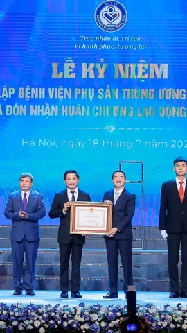 Thừa ủy quyền của Chủ tịch nước, Thứ trưởng Bộ Y tế Trần Văn Thuấn trao Huân chương Lao động hạng Ba cho Bệnh viện Phụ sản Trung ương. (Ảnh: Minh Quyết/TTXVN)