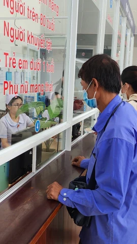 Người dân đăng ký khám chữa bệnh. (Ảnh: TTXVN)