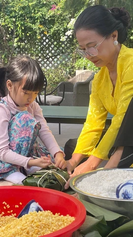 Một cách đơn giản để chăm sóc sức khỏe tinh thần dịp Tết là mỗi người tự thưởng cho mình một bữa ăn ngon với món ăn yêu thích. (Ảnh: TTXVN/Vietnam+)